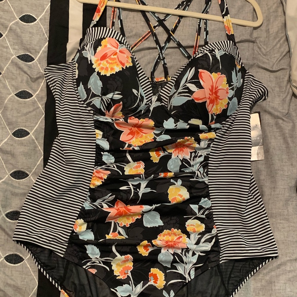 TORRID one-piece swimsuit built-in underwire SZ 4